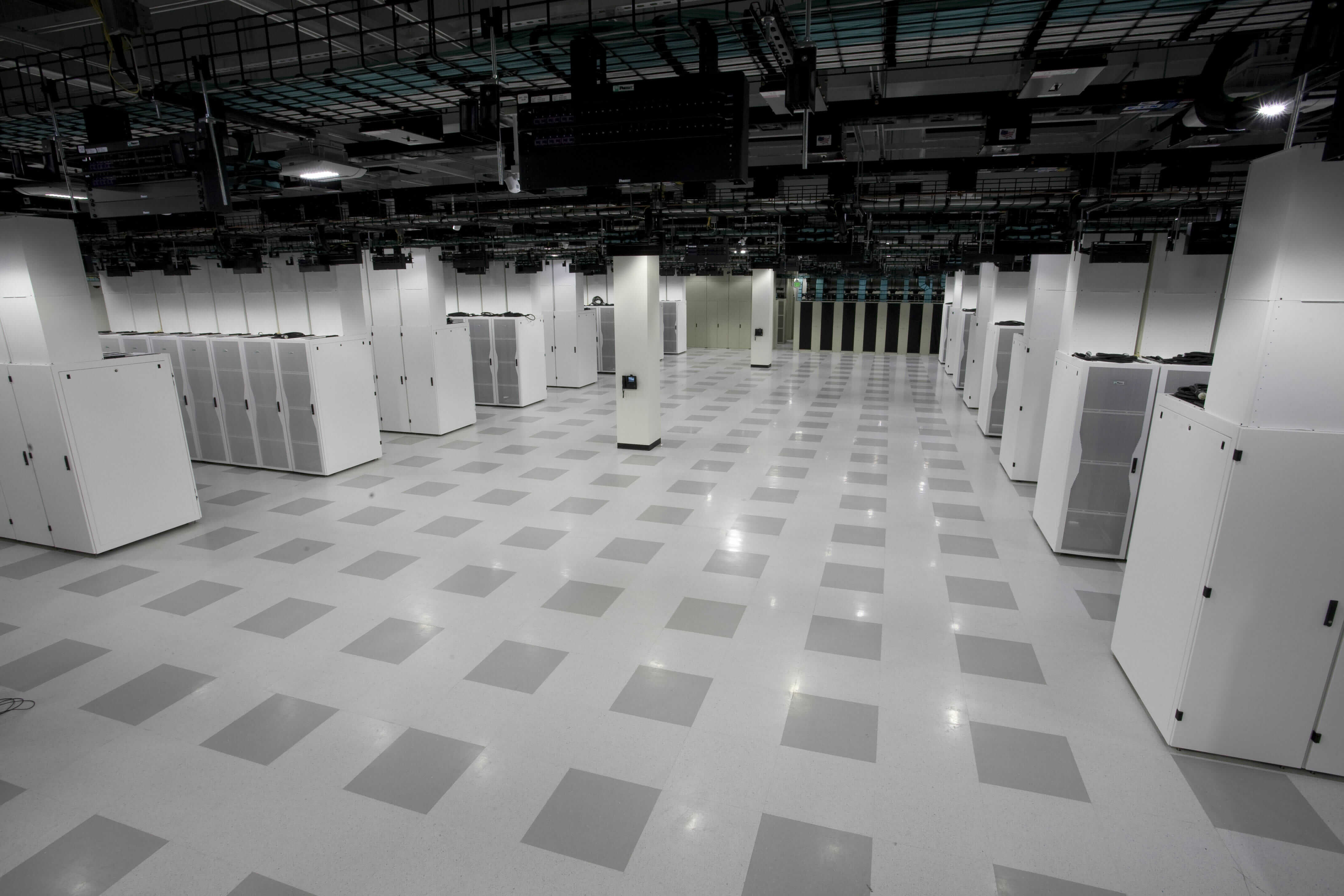 Why Data Centers Use Raised Floors: Benefits, Standards, and Best Practices